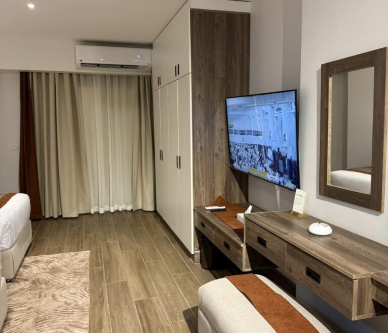 Room with flat-screen TV, G-Remal Hotel